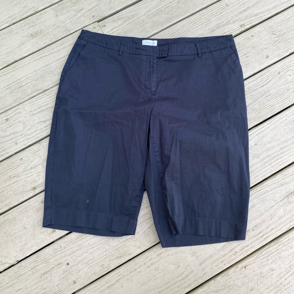 Avenue - Woman’s black high rise Bermuda shorts, Size. 18